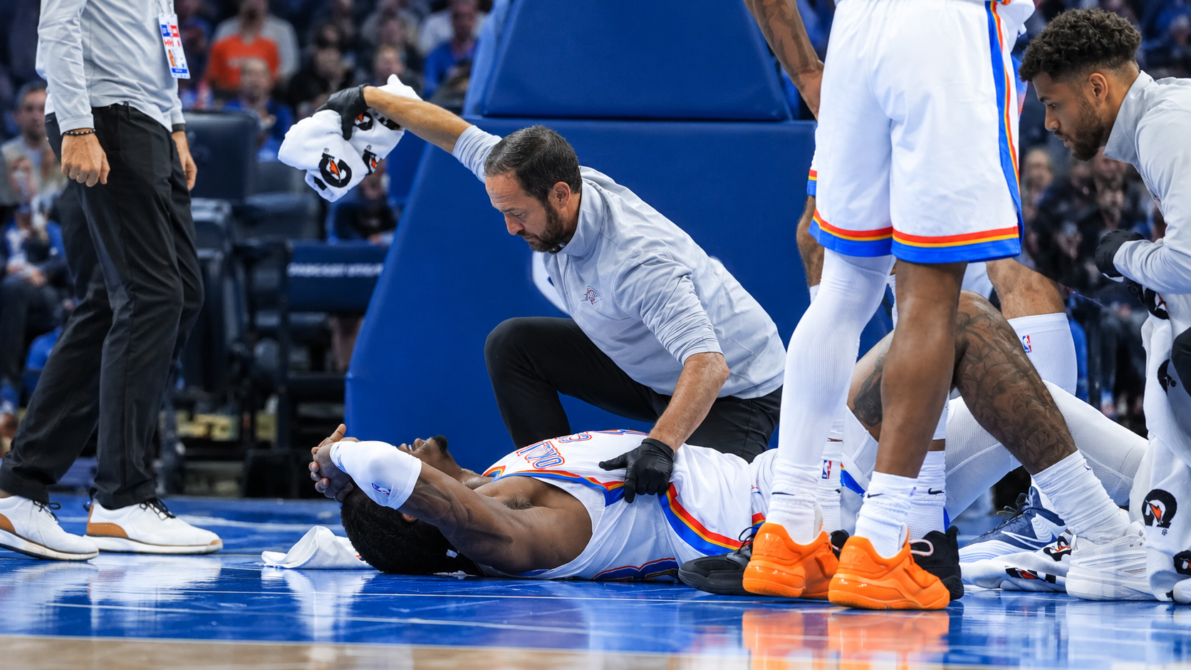 Jalen Williams tendido en la cancha tras fracturarse el peroné y luxarse el tobillo izquierdo en el último minuto del partido