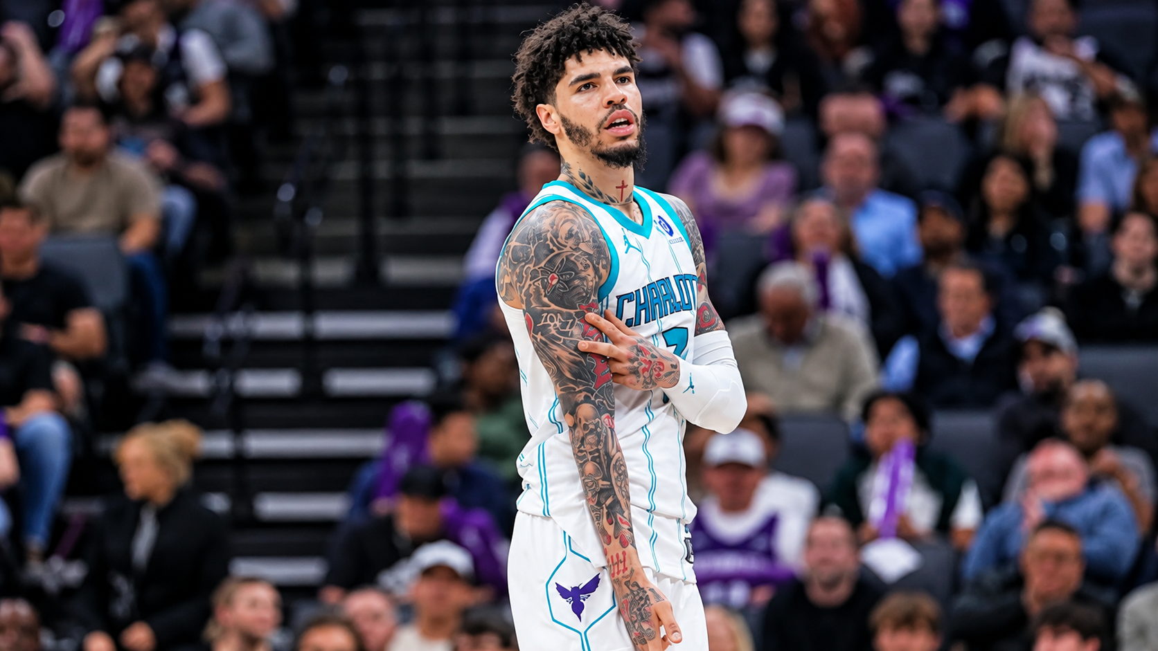 LaMelo Ball durante un partido con la camiseta de los Charlotte Hornets