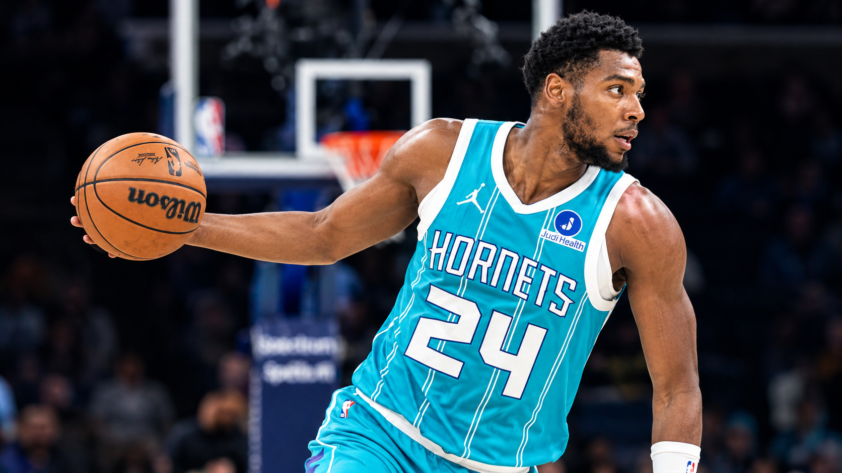 Brandon Miller celebrando con la camiseta de los Charlotte Hornets