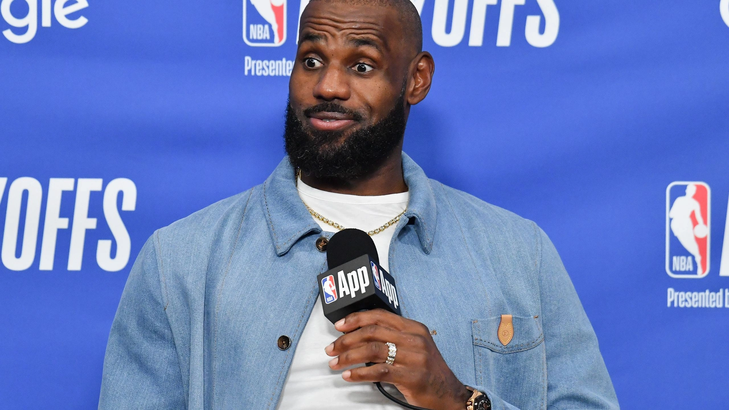 LeBron James con la camiseta de los Philadelphia 76ers durante la temporada 2026-27