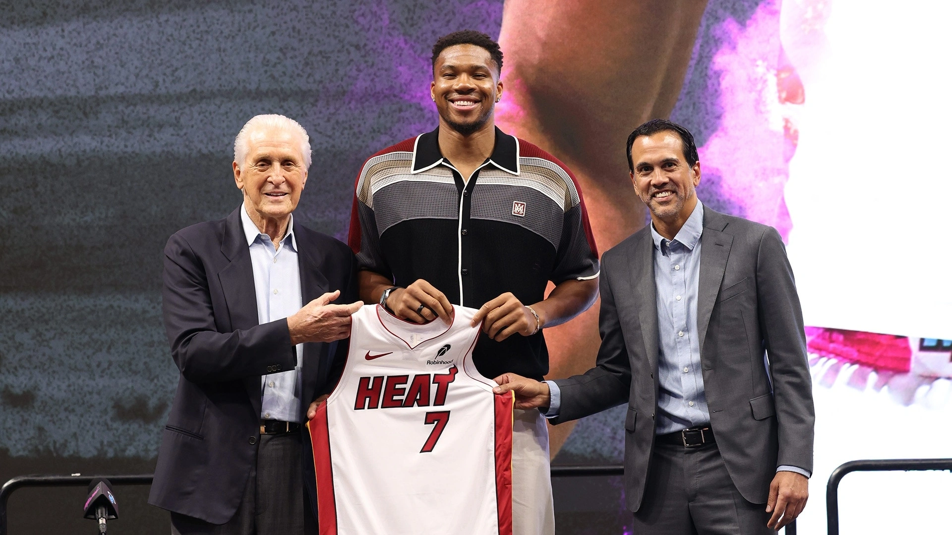 Giannis Antetokounmpo con la camiseta de Miami Heat en su presentación oficial