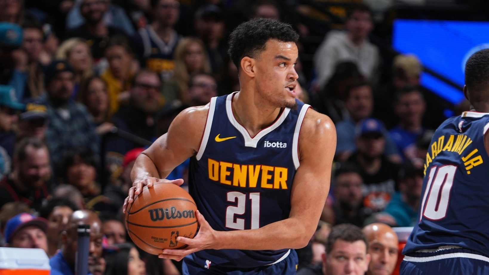 Spencer Jones en acción con la camiseta de los Denver Nuggets durante la pretemporada