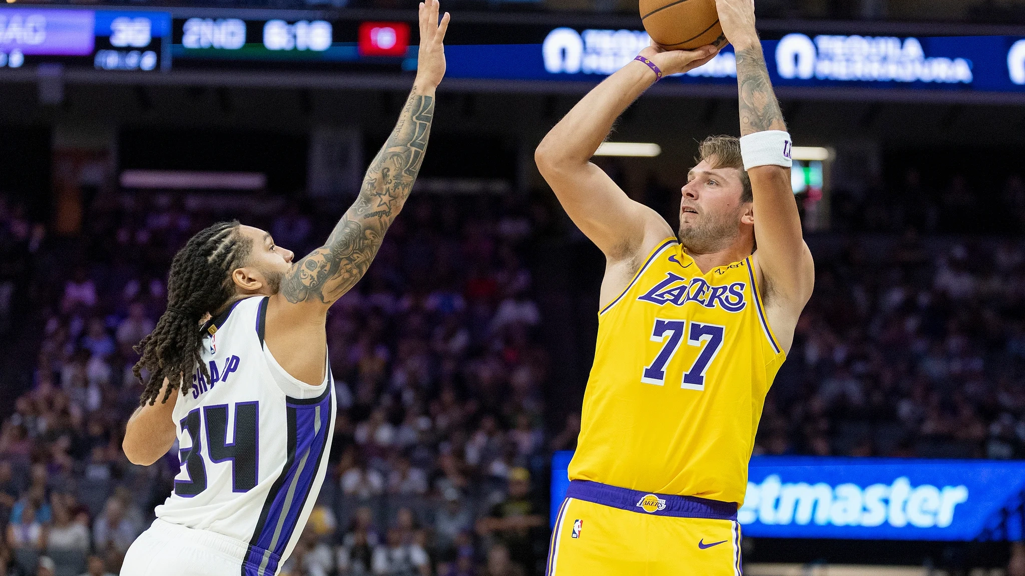 Partido de pretemporada de Los Angeles Lakers con jugadores en acción sobre la cancha