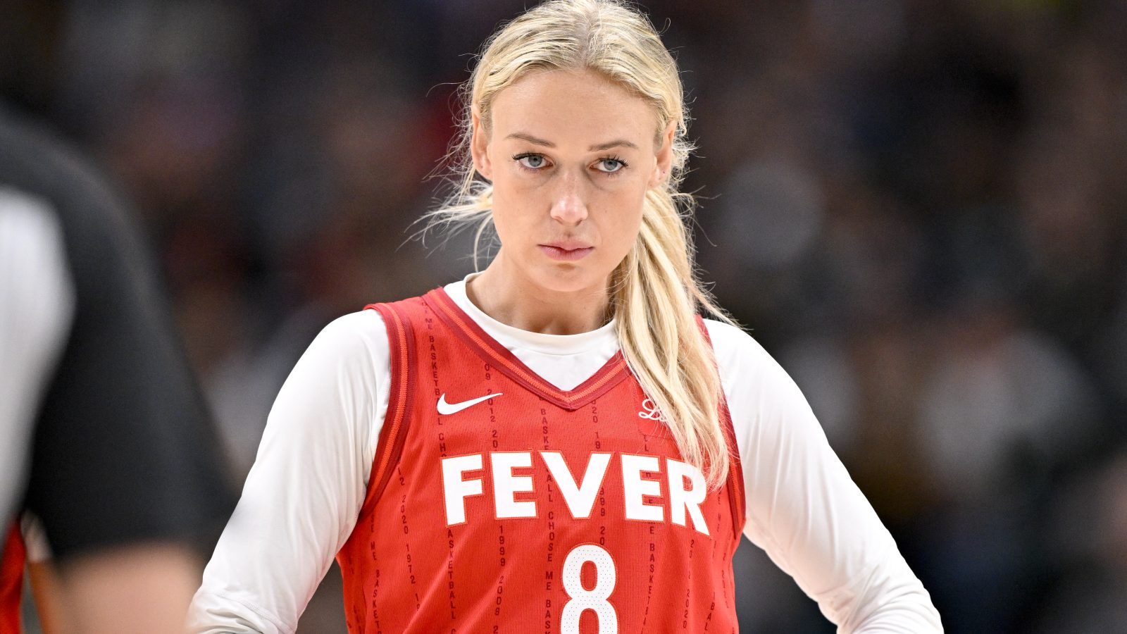 Sophie Cunningham en acción con la camiseta roja de Indiana Fever