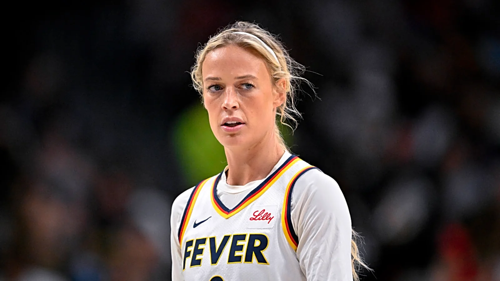 Sophie Cunningham con la camiseta blanca de Indiana Fever en la temporada 2026