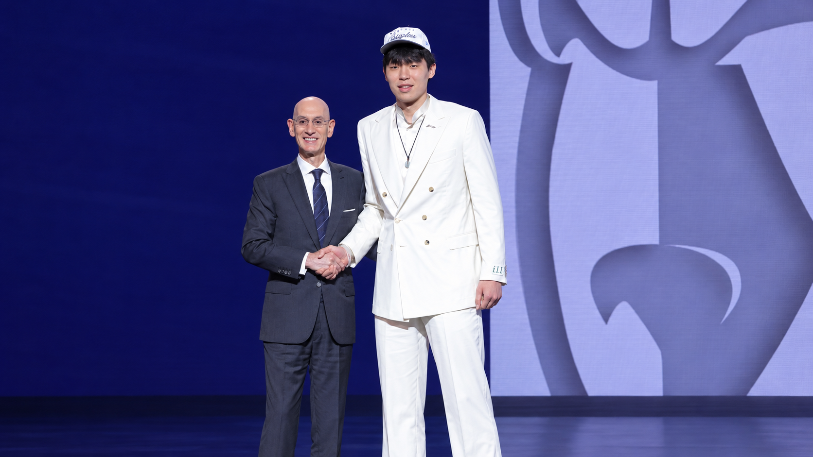 Yang Hansen durante la noche del Draft de la NBA, elegido por los Portland Trail Blazers