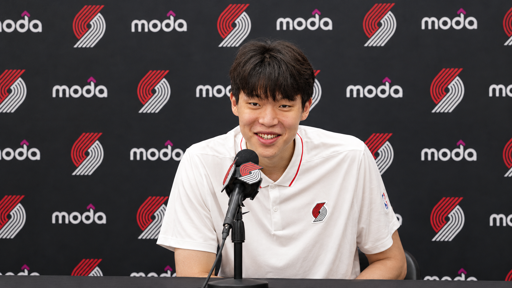 Yang Hansen durante una entrevista con los medios en la pretemporada de los Trail Blazers