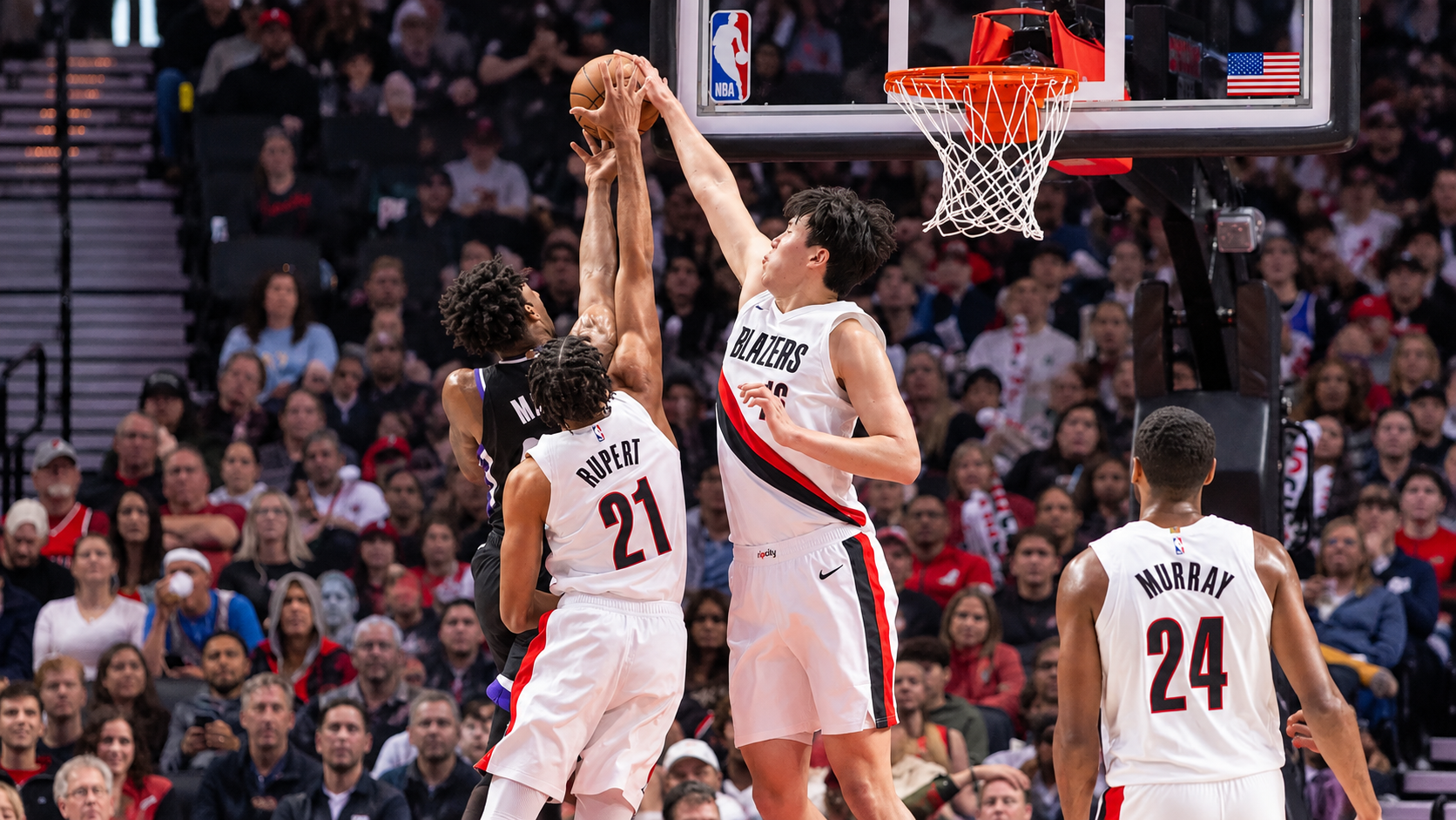 Yang Hansen en acción durante un partido de pretemporada de la NBA 2026 con los Trail Blazers