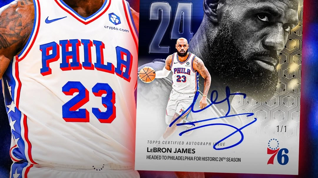 LeBron James posa con la camiseta de los Philadelphia 76ers durante su presentación oficial como nuevo jugador del equipo