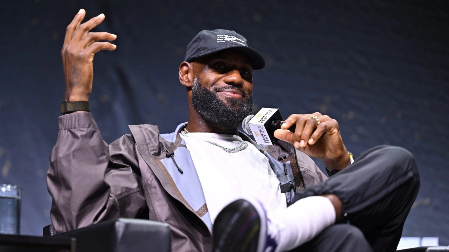 LeBron James en acción durante un partido de la NBA con la camiseta de los Philadelphia 76ers