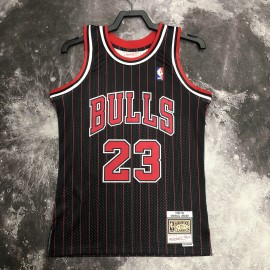 Camiseta Michael Jordan #23 Chicago Bulls 1996 Negro con Rayas Rojas