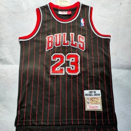 Camiseta Michael Jordan #23 Chicago Bulls Retro Negro