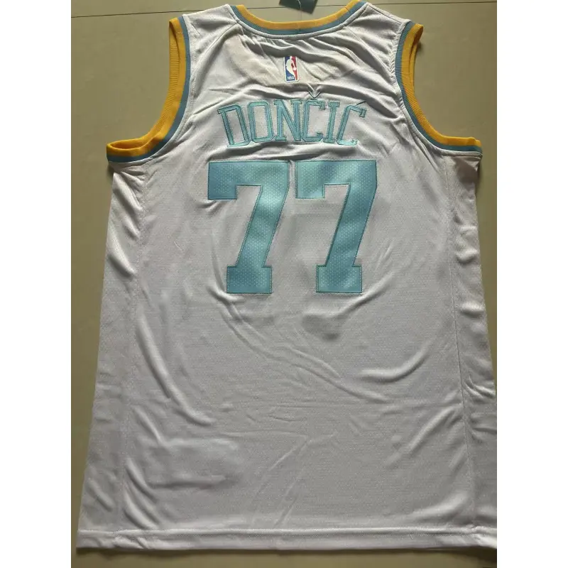 Camiseta Luka Dončić #77 Los Angeles Lakers Blanco/Azul Camiseta Luka Dončić #77 Los Angeles Lakers Blanco/Azul
