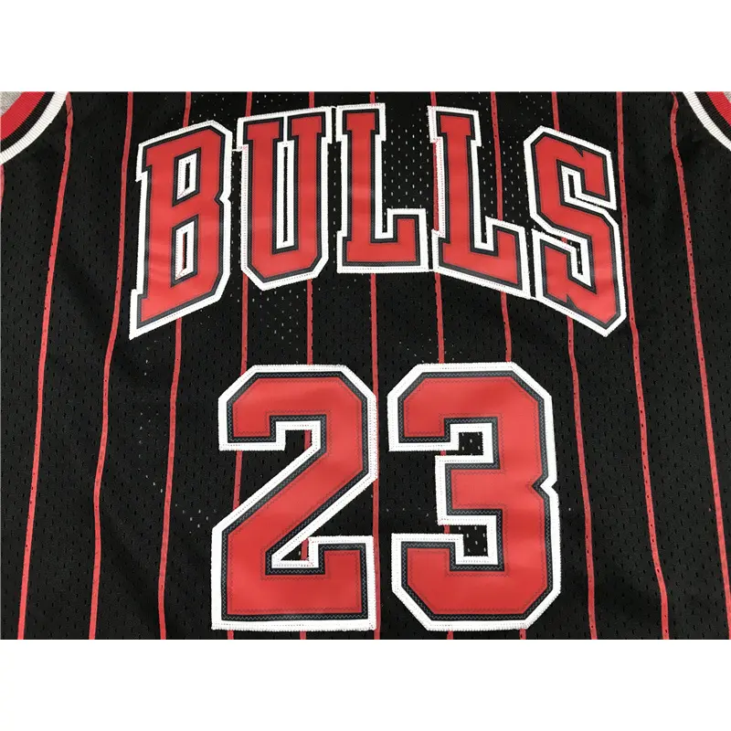 Camiseta Michael Jordan #23 Chicago Bulls 1996/97 Negro con Rayas Rojas Icon Oro