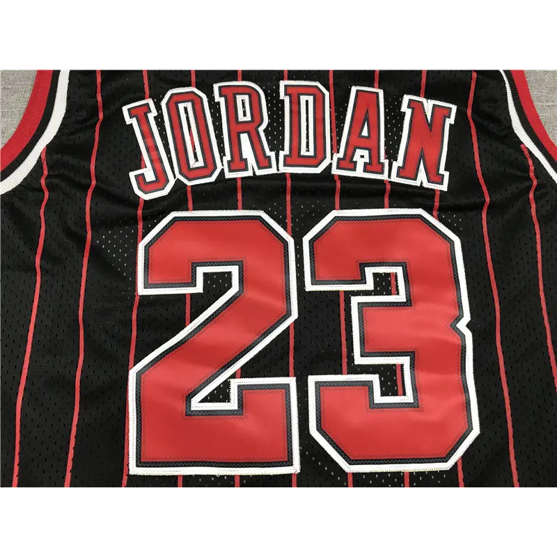 Camiseta Michael Jordan #23 Chicago Bulls 1996/97 Negro con Rayas Rojas Icon Oro