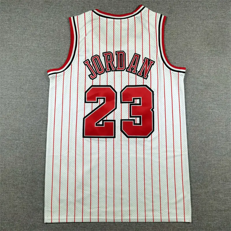 Camiseta Michael Jordan #23 Chicago Bulls 1995/96 Blanco con Rayas Rojas