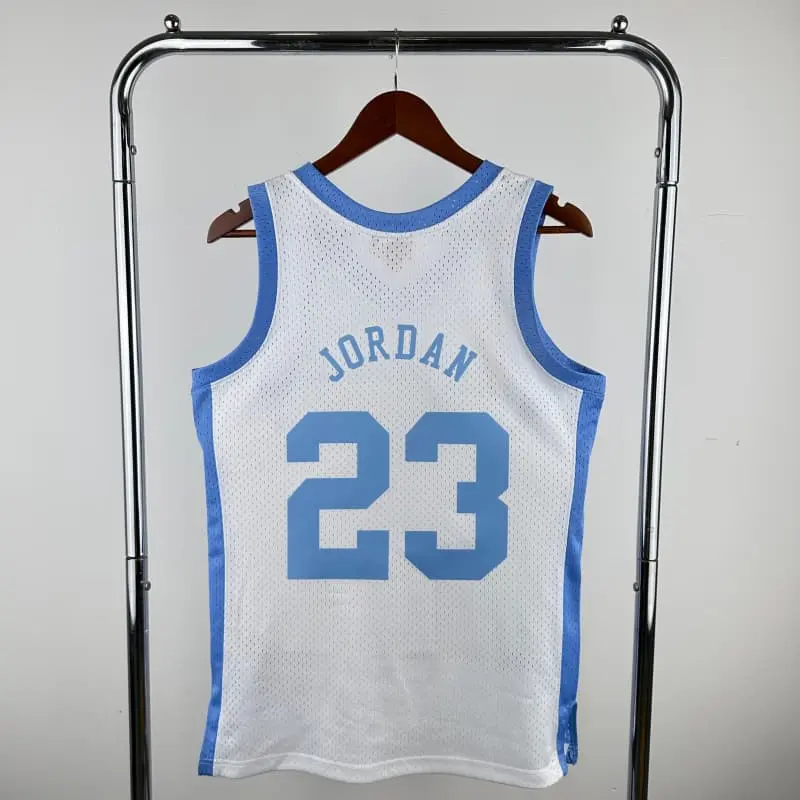 Camiseta Michael Jordan #23 NCAA Blanco Retro